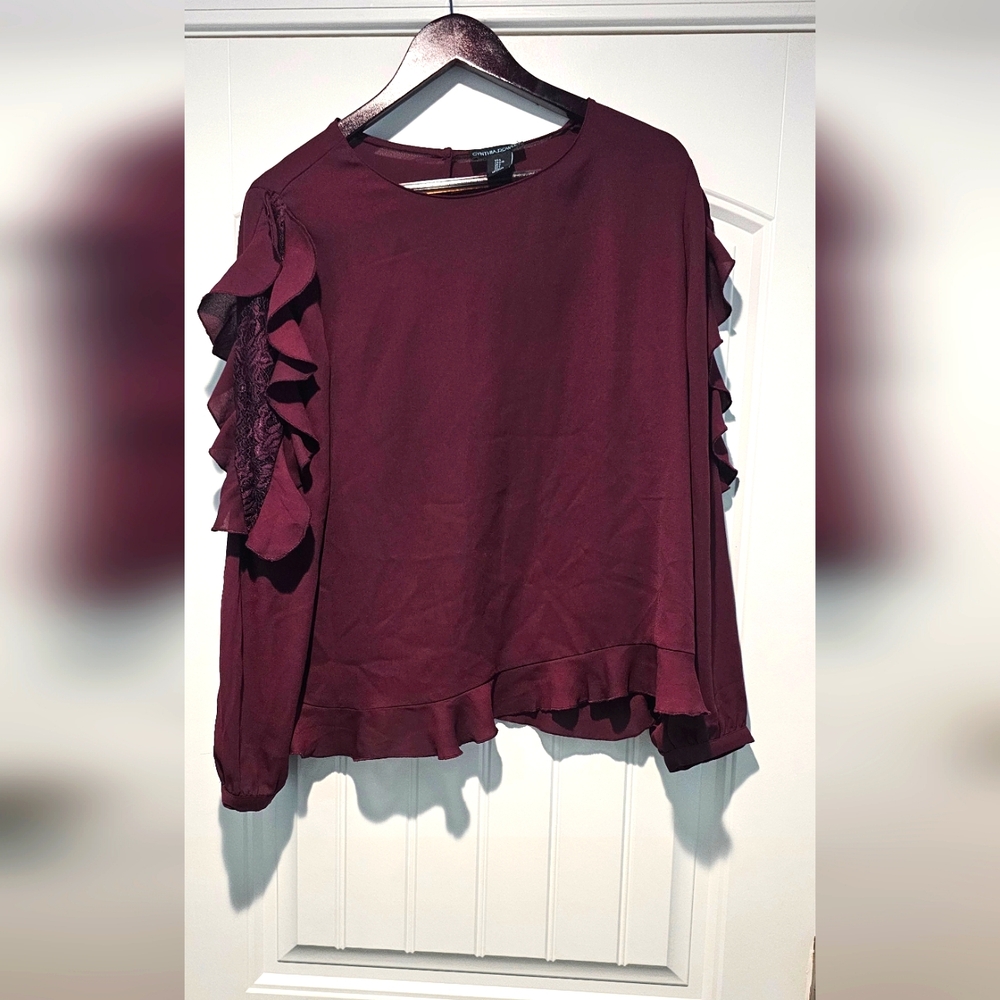 NWOT Cynthia Rowley Large blouse with beautiful lace arms